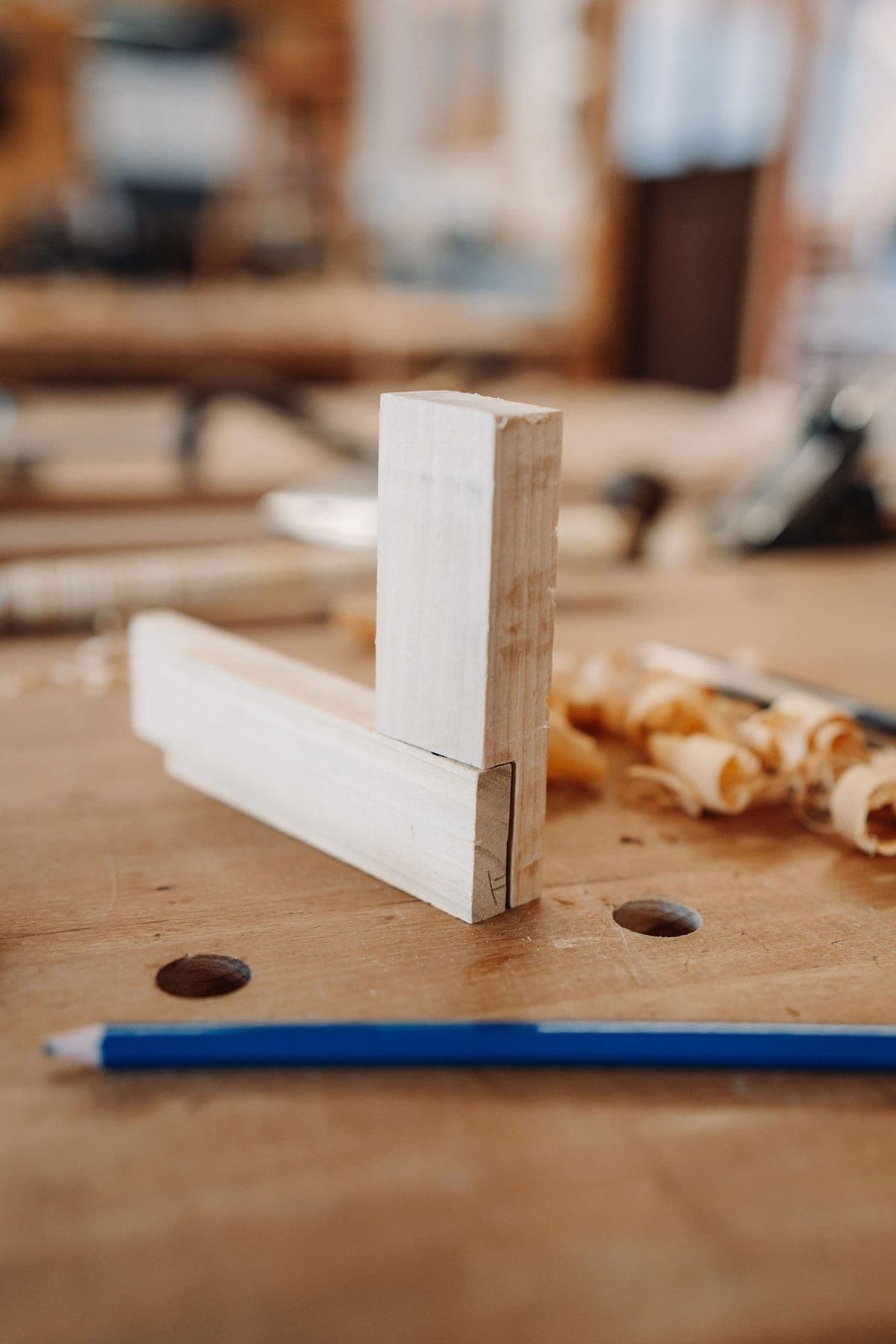 A freshly cut corner joint among wood shavings